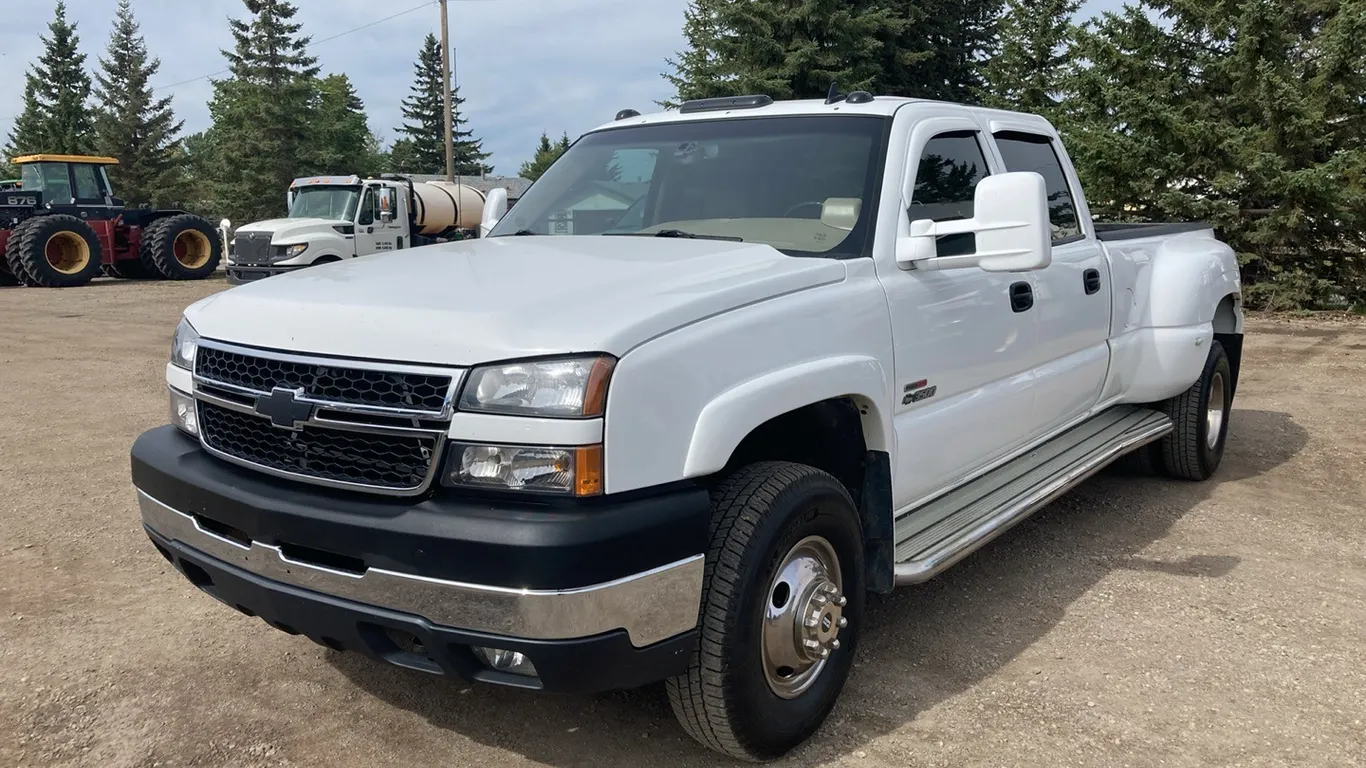 2006 Chevrolet Silverado Dually 3500 White Truck VIN: 1GCJK33256F118466 **O-427**