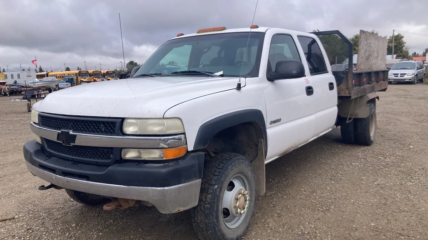 2001 Chevrolet Silverado White Truck VIN: 1GCJK33U81F135269