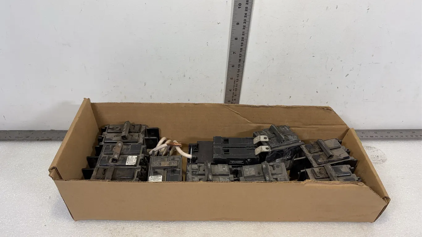 Box of Siemans 2P 30-60 Bolt Breakers, 9 pce, approx. Dimensions of Lot 19" x 7" x 4" *Unreserved*