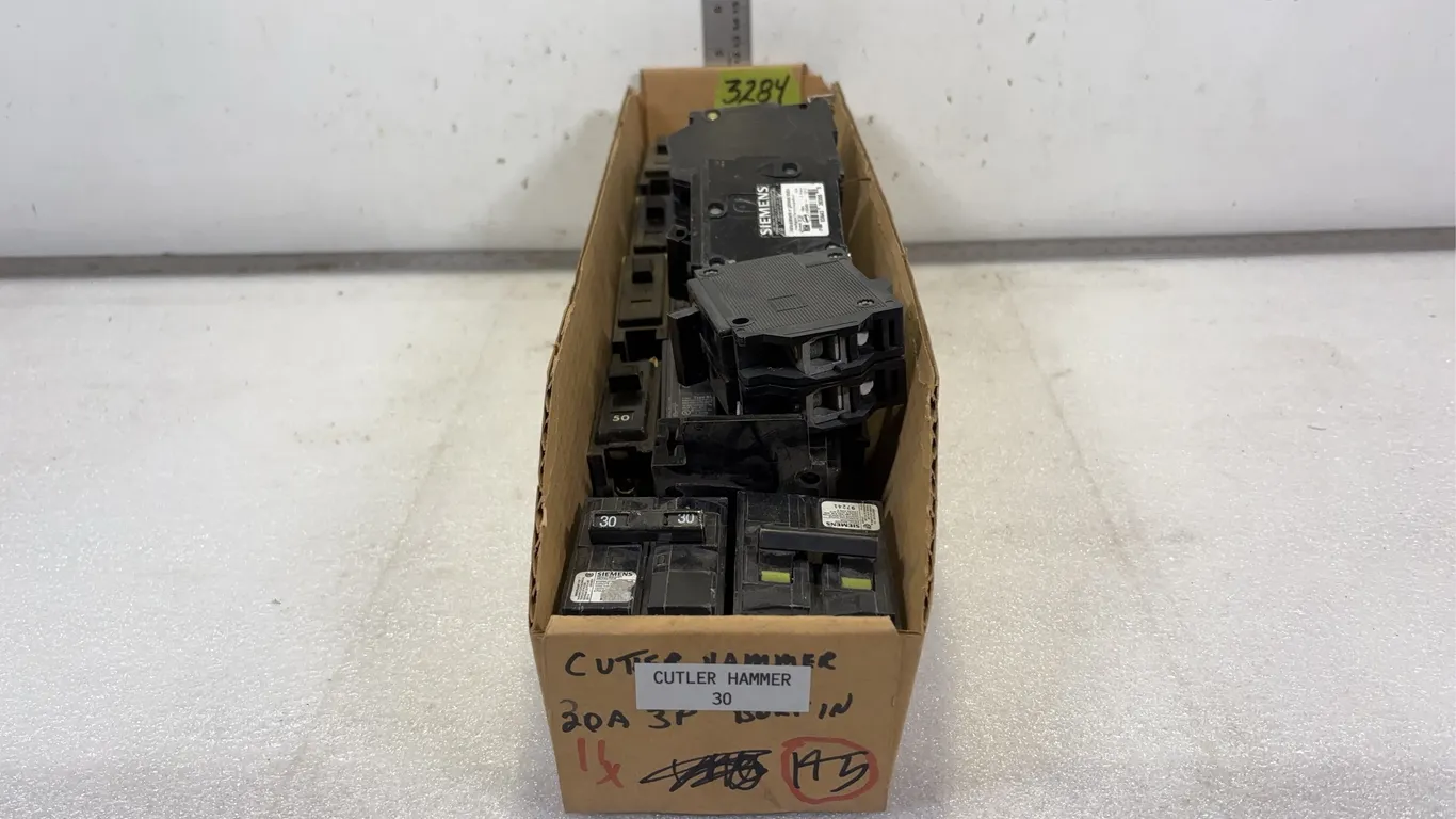 Box of Cutler Hammer 30 Breakers, approx. 22 pce *Unreserved*