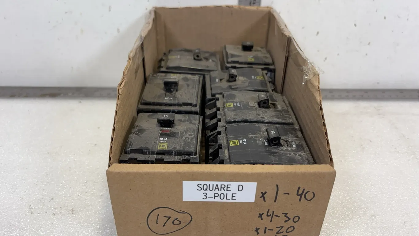 Box of Square D 3P Breakers, approx. 7 pce *Unreserved*