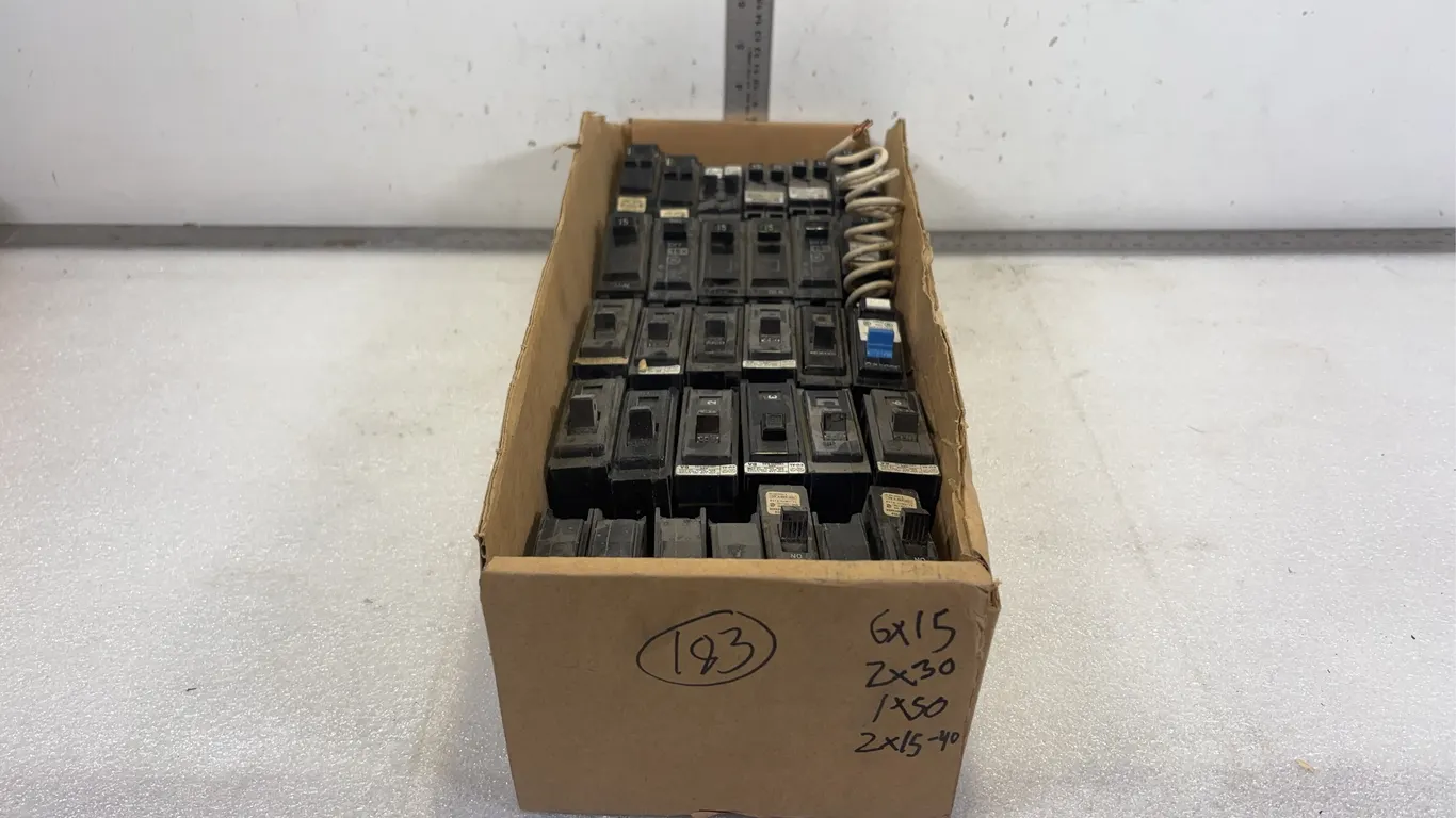 Box of General Electric Assorted Breakers, approx. 31 pce *Unreserved*