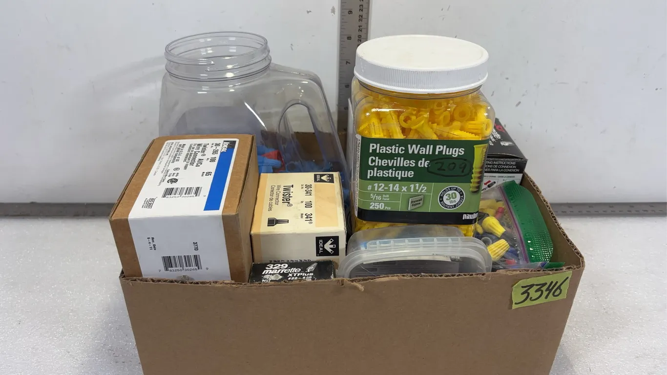 Box of Assorted Wall Plugs, approx. 250 pce and Assorted Electrical Twister Connecters, approx. 700 pce *Unreserved*