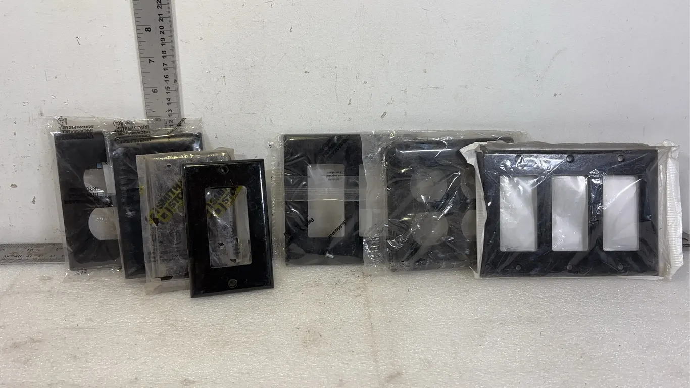 Box of Assorted Black Covers Plates, approx. 30 pce *Unreserved*