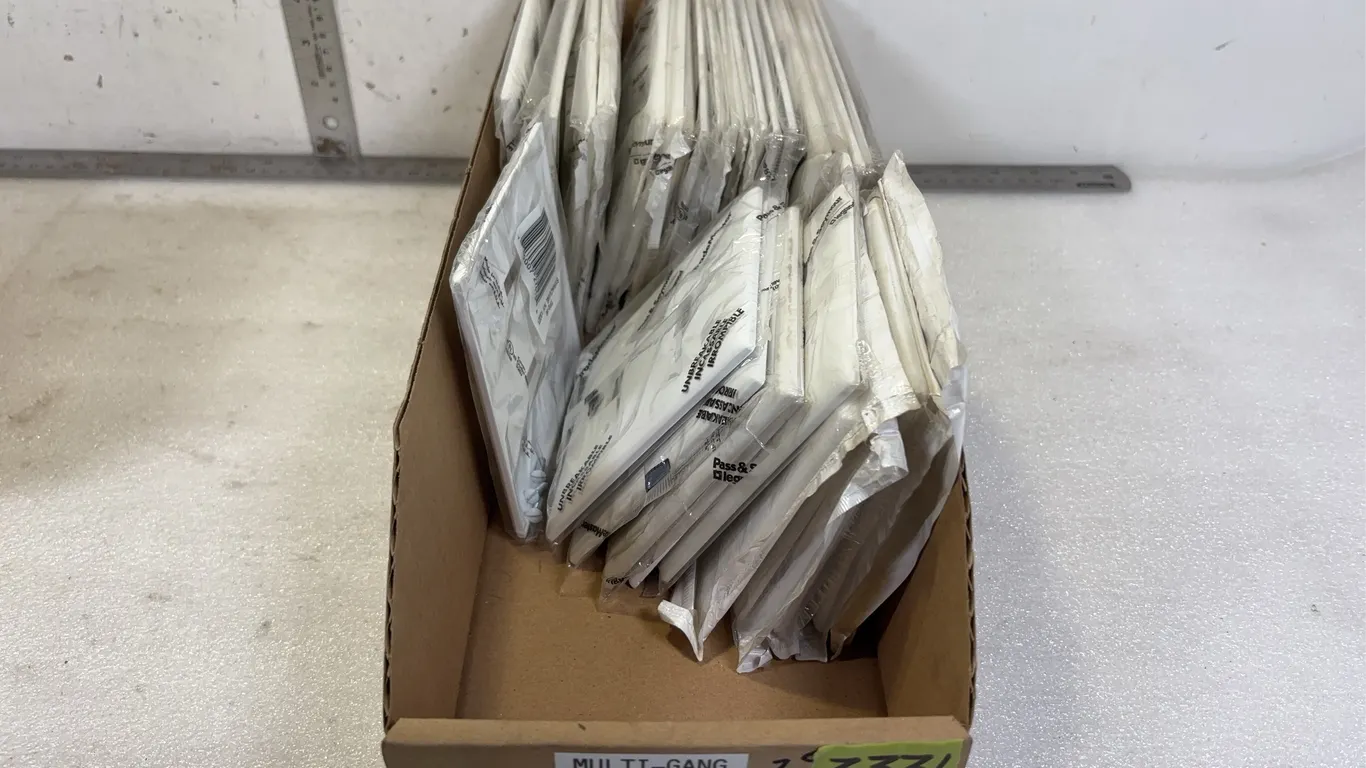 Box of Assorted Multi Gang Plates, approx. 29 pce *Unreserved*