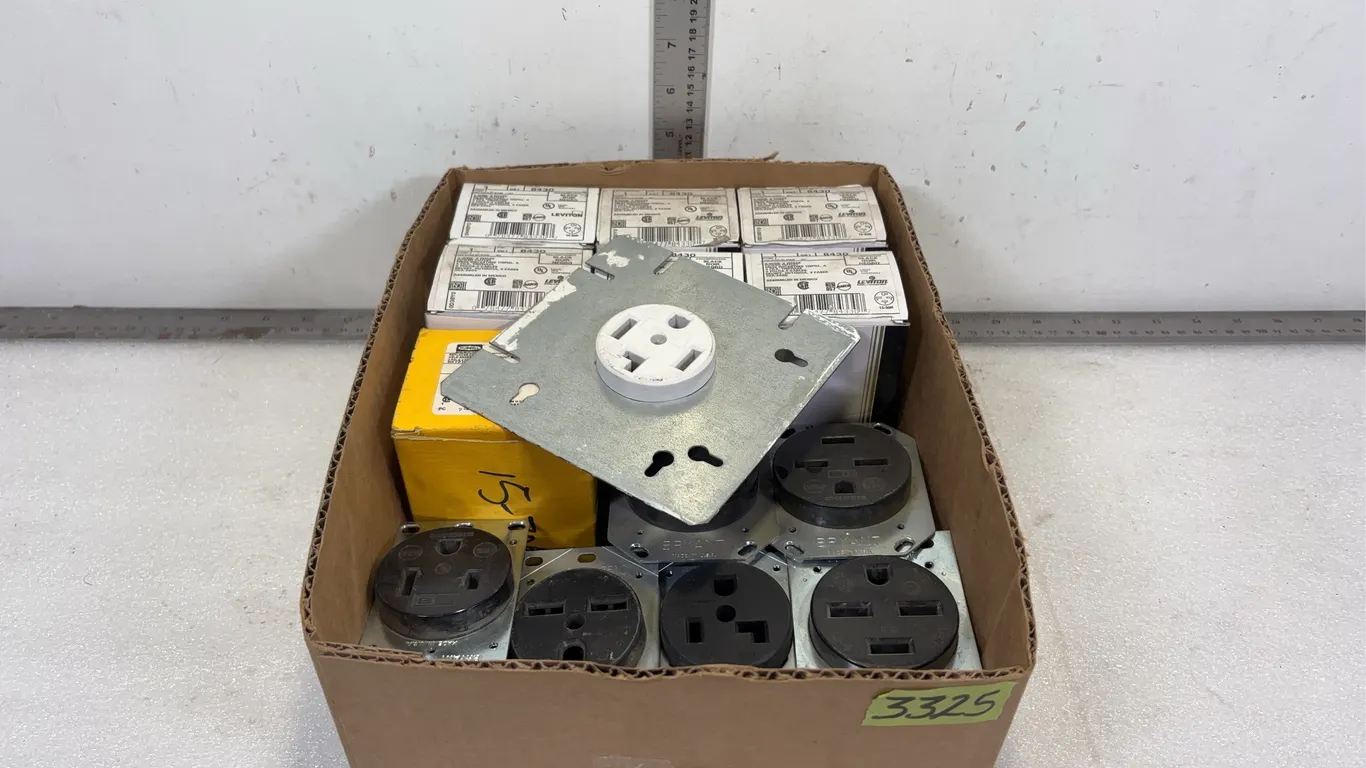 Box of Assorted Power Outlets, approx. 14 pce *Unreserved*