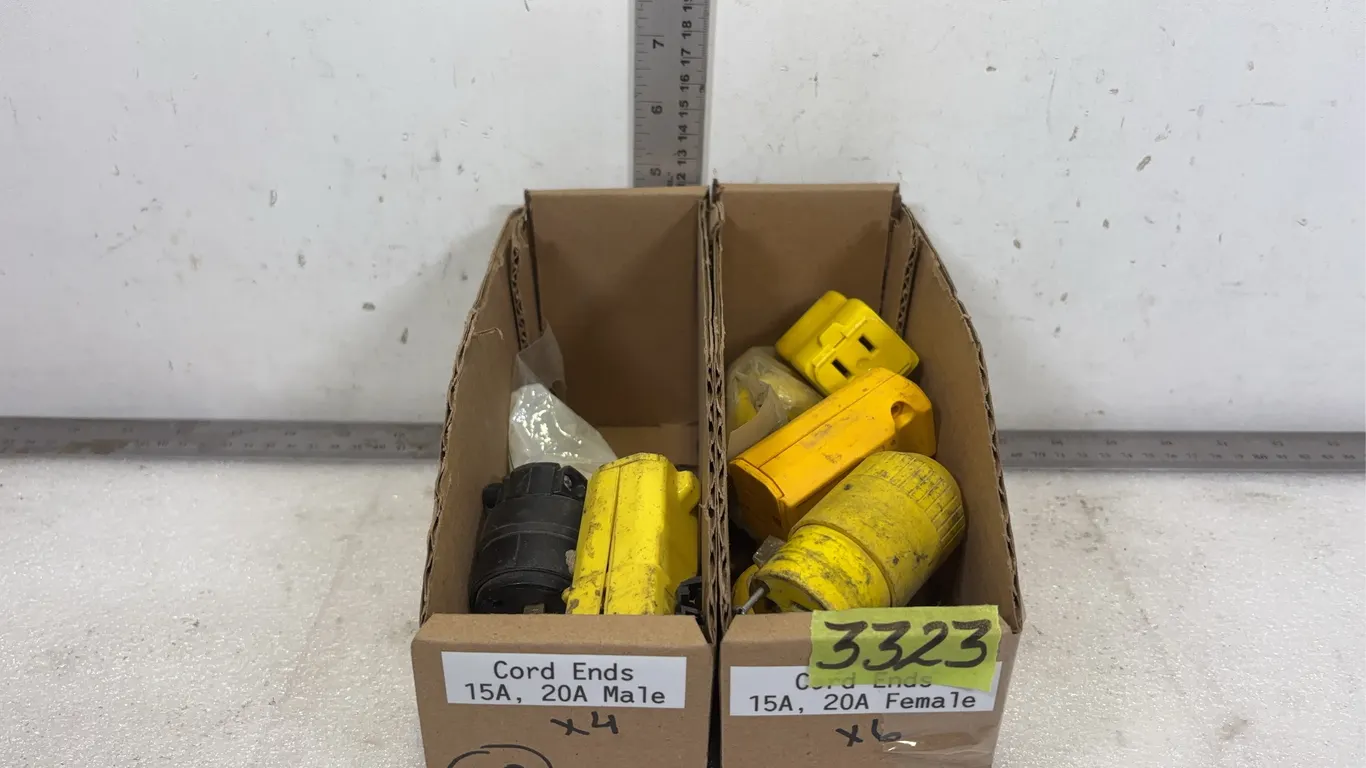 Box of Assorted Plugs and Connectors, approx. 10 pce *Unreserved*
