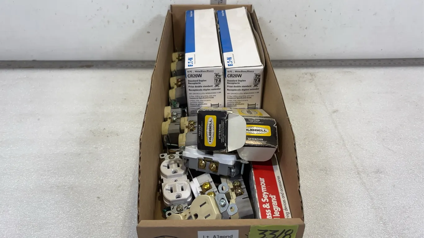 Box of Assorted Switches and Receptacles, approx. 14 pce *Unreserved*