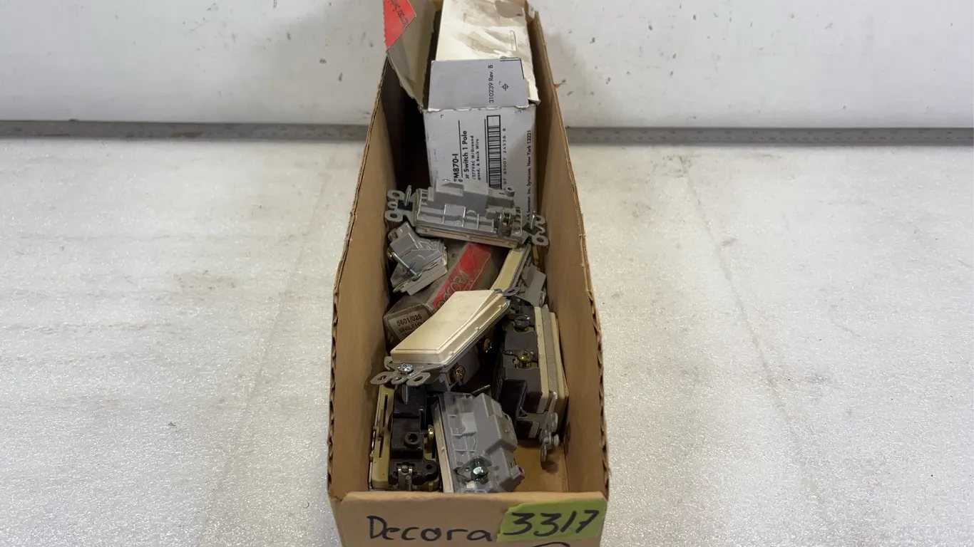 Box of Assorted Single Pole Switches, approx. 12 pce *Unreserved*