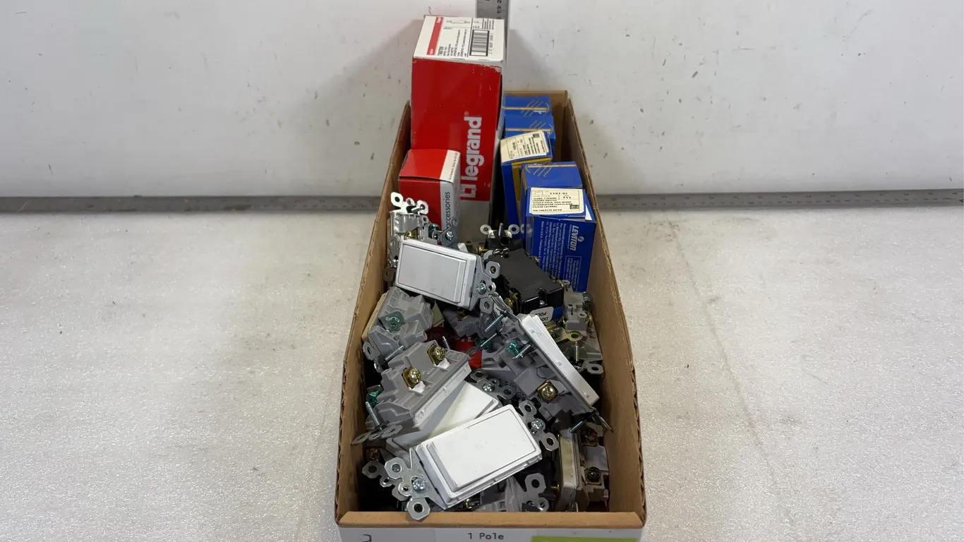 Box of 1 Pole Decora Switches approx. 30 pce *Unreserved*