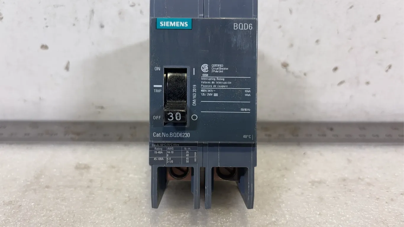 Siemens Case Circuit Breaker, Dimensions of Lot 5" x 6" x 4" *Unreserved*