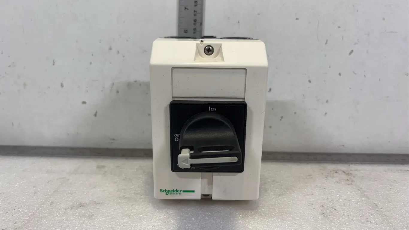 3P30A WP Disconnect Switch, approx. Dimensions of Lot 7" x 6" x 5" *Unreserved*