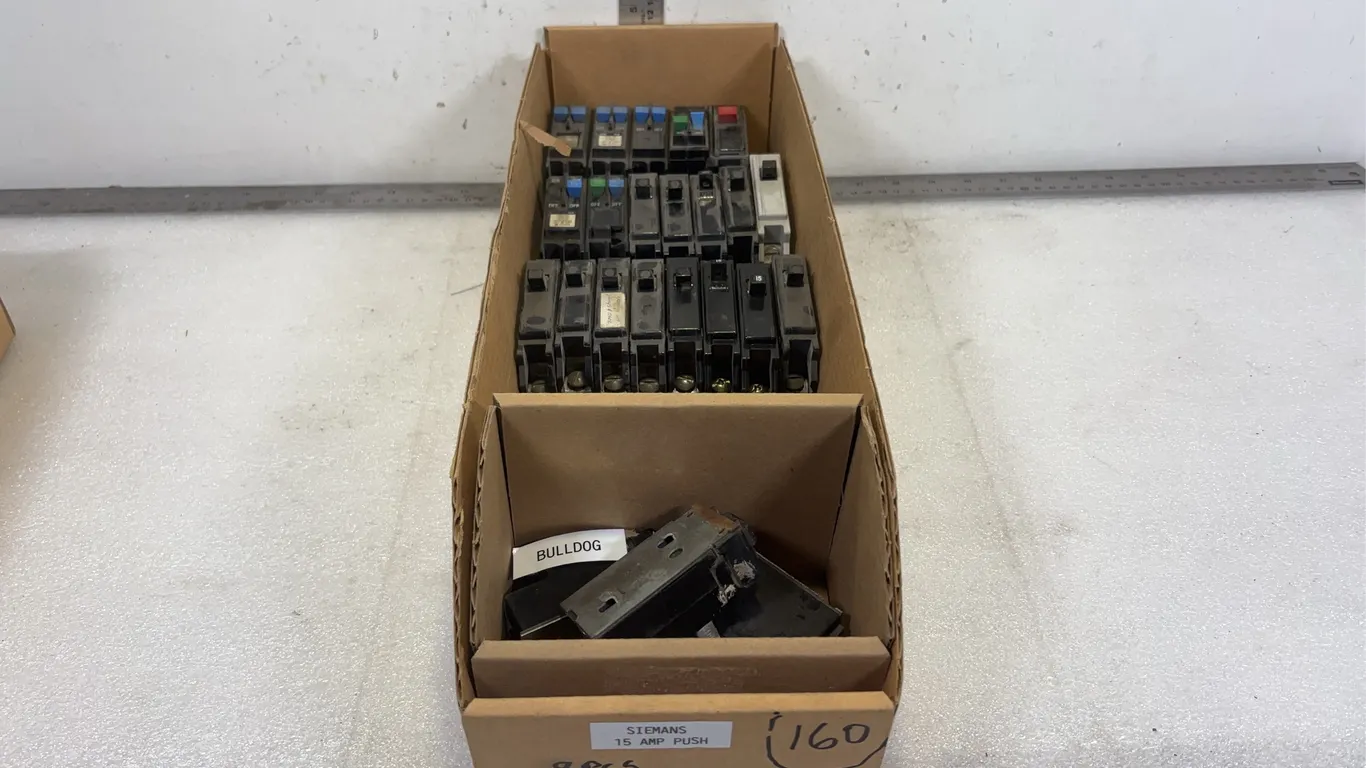 Box of Siemens 15AMP Push Breakers, approx. 23 pce *Unreserved*