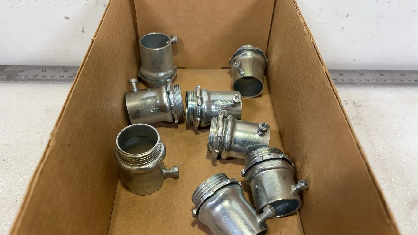 Box of 1/2" Liquid Tight Flex Connectors approx. 50 pce and Screw Connectors approx. 8 pce *Unreserved*