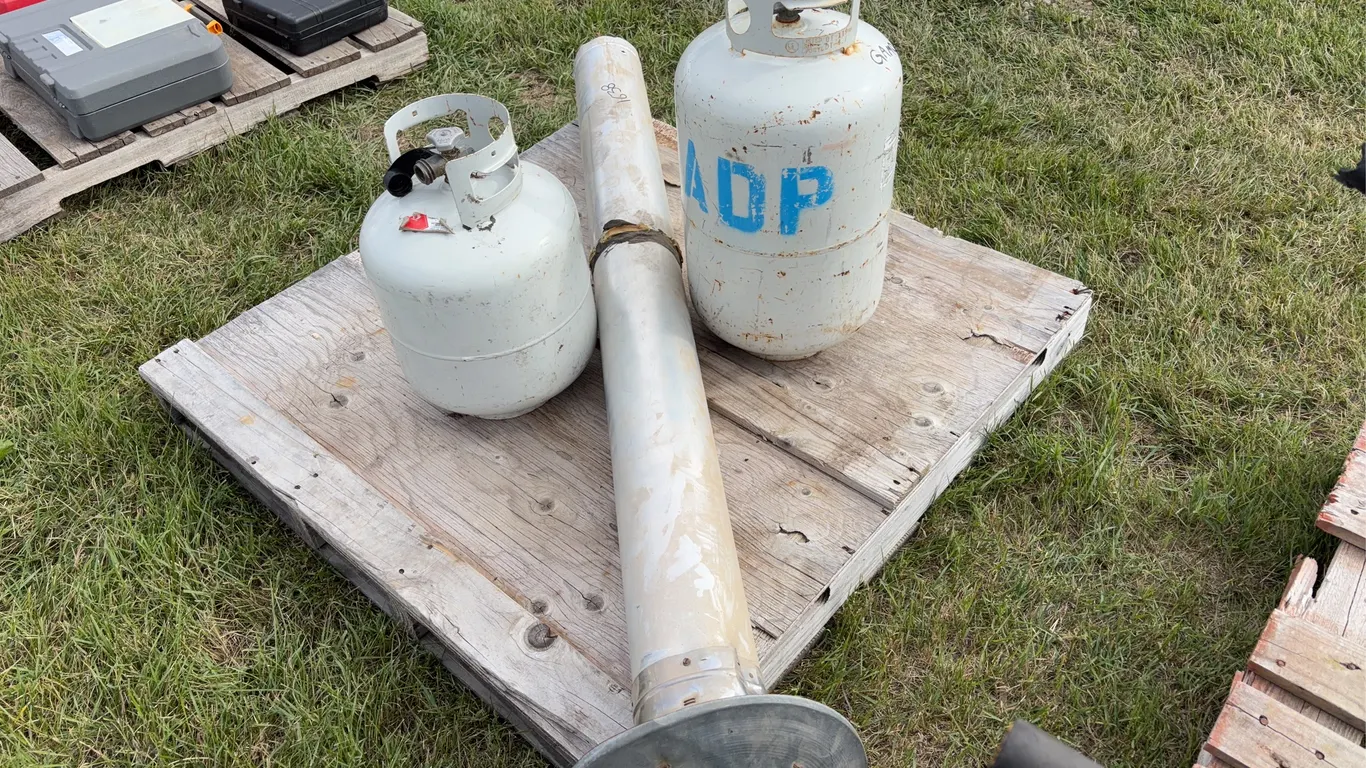 30 lb Propane Tank, 20lb Propane Tank, Metal Chimney *Unreserved*
