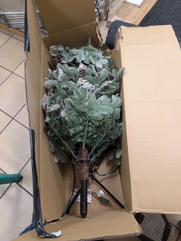 (1) Pre-Lit Artificial Christmas Tree