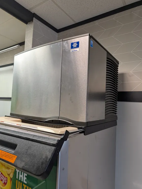 Manitowoc Ice Machine - Model # SD453W - 120 Volts; 1 Phase - 30" x 24" x 22"