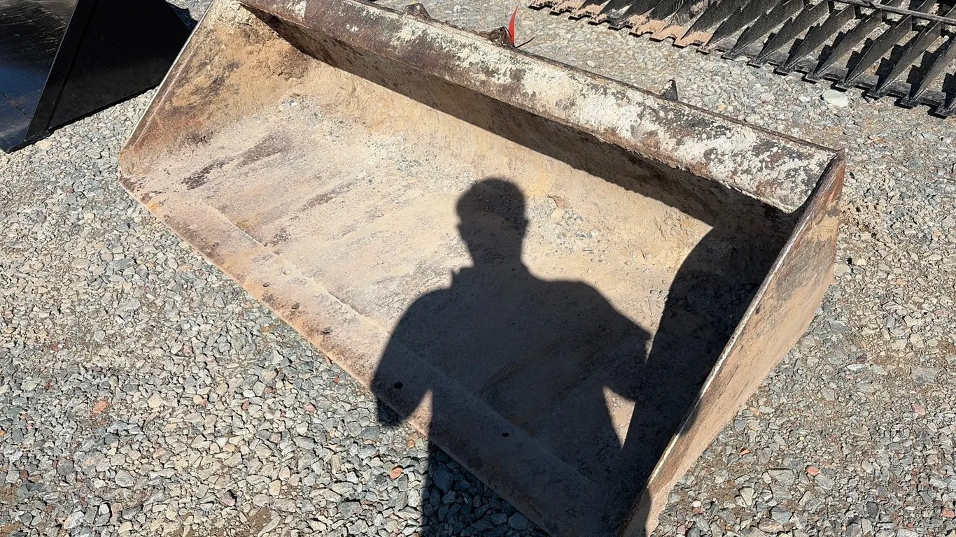 Approx. 72" Caterpillar 279-5372 Skid Steer Bucket
