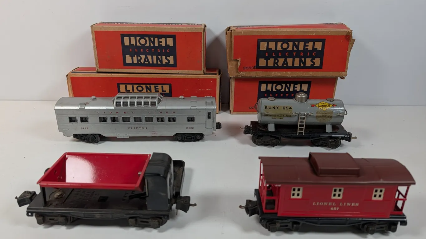 Vintage Lionel O-Gauge Electric Train Cars with Original Boxes (4 Cars)