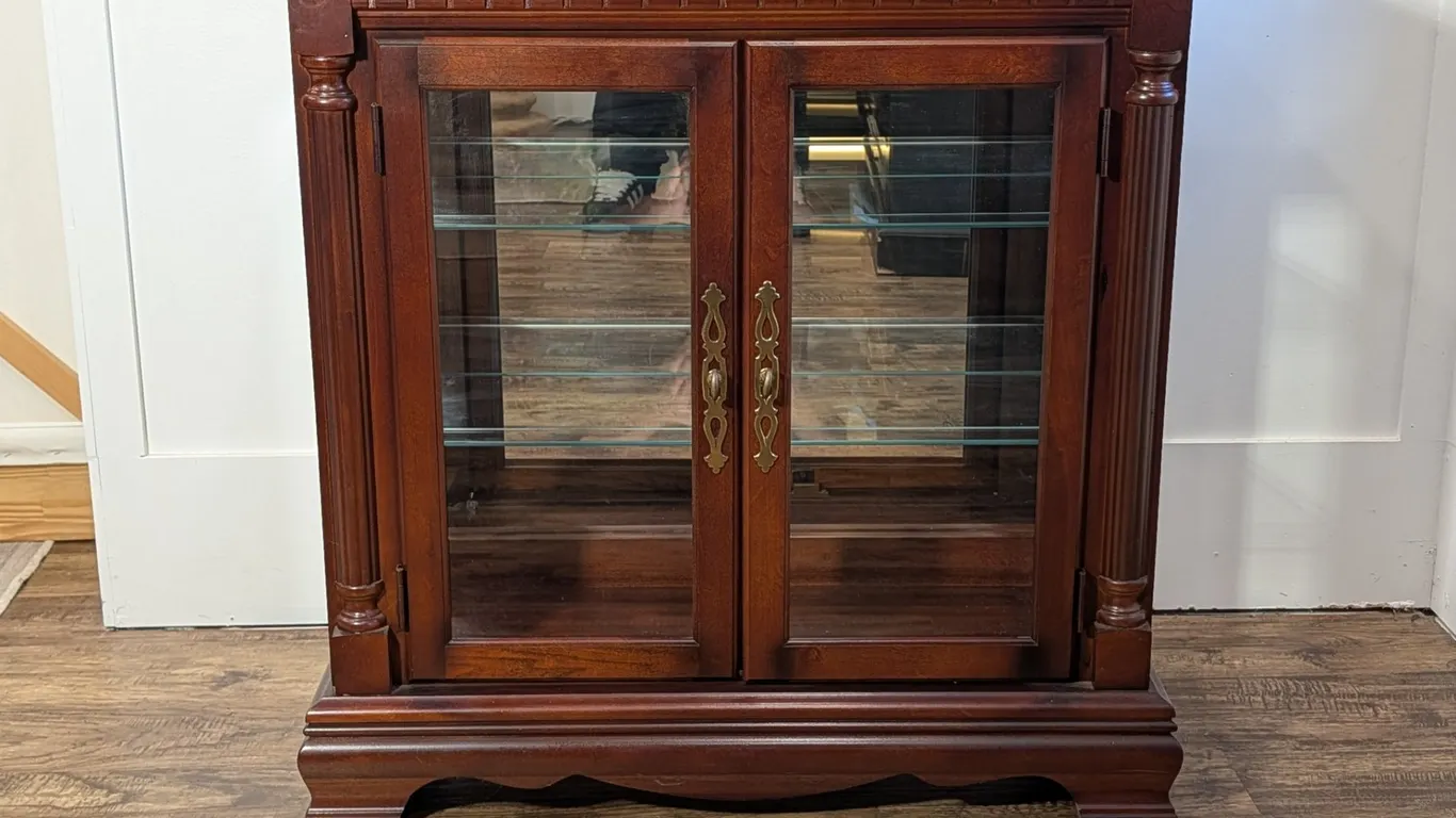 Pulaski Furniture Illuminated Display Cabinet Console