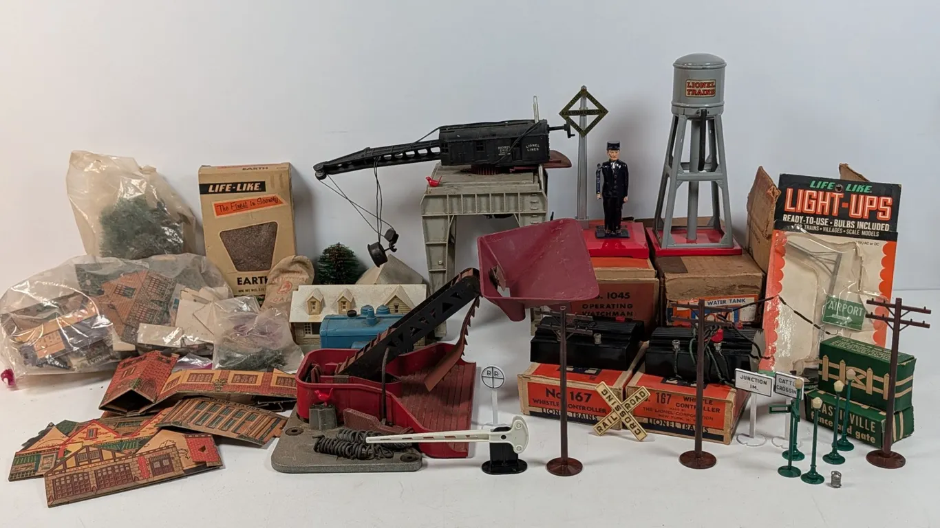 Vintage Lionel Trains Scenery & Accessories Lot