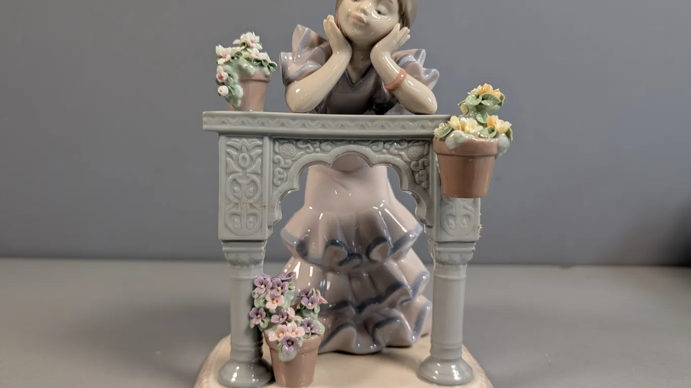 Lladro "A Moment's Peace" Porcelain Figurine