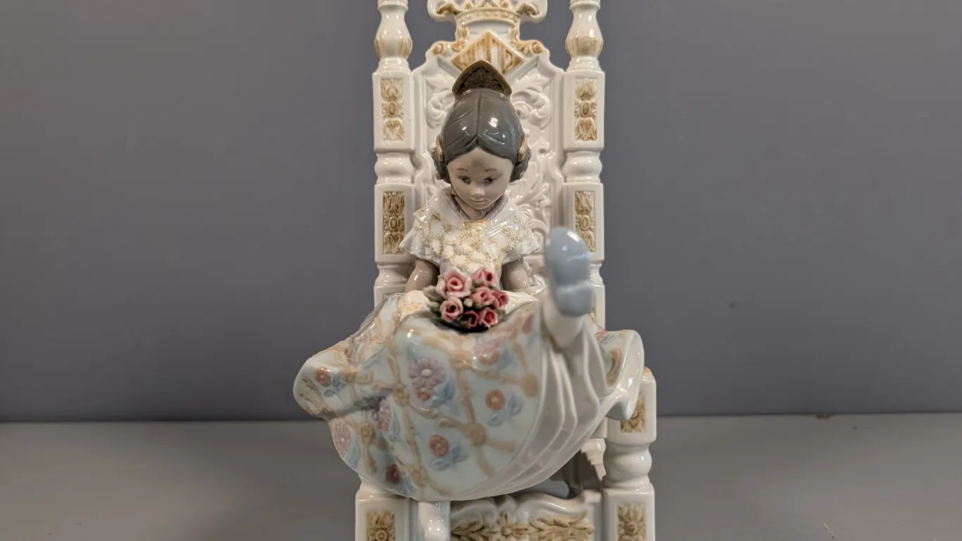 Lladro Daisa "Girl in Chair" Porcelain Figurine 1982