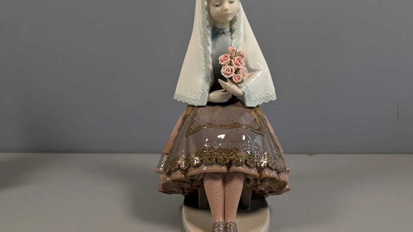 Lladro Porcelain Figurine Girl with Roses