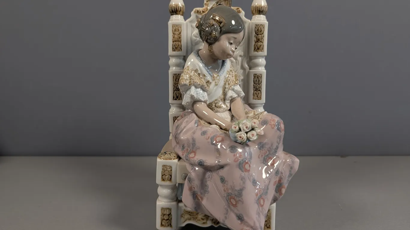 Lladro "A Daughter's Gift" Porcelain Figurine