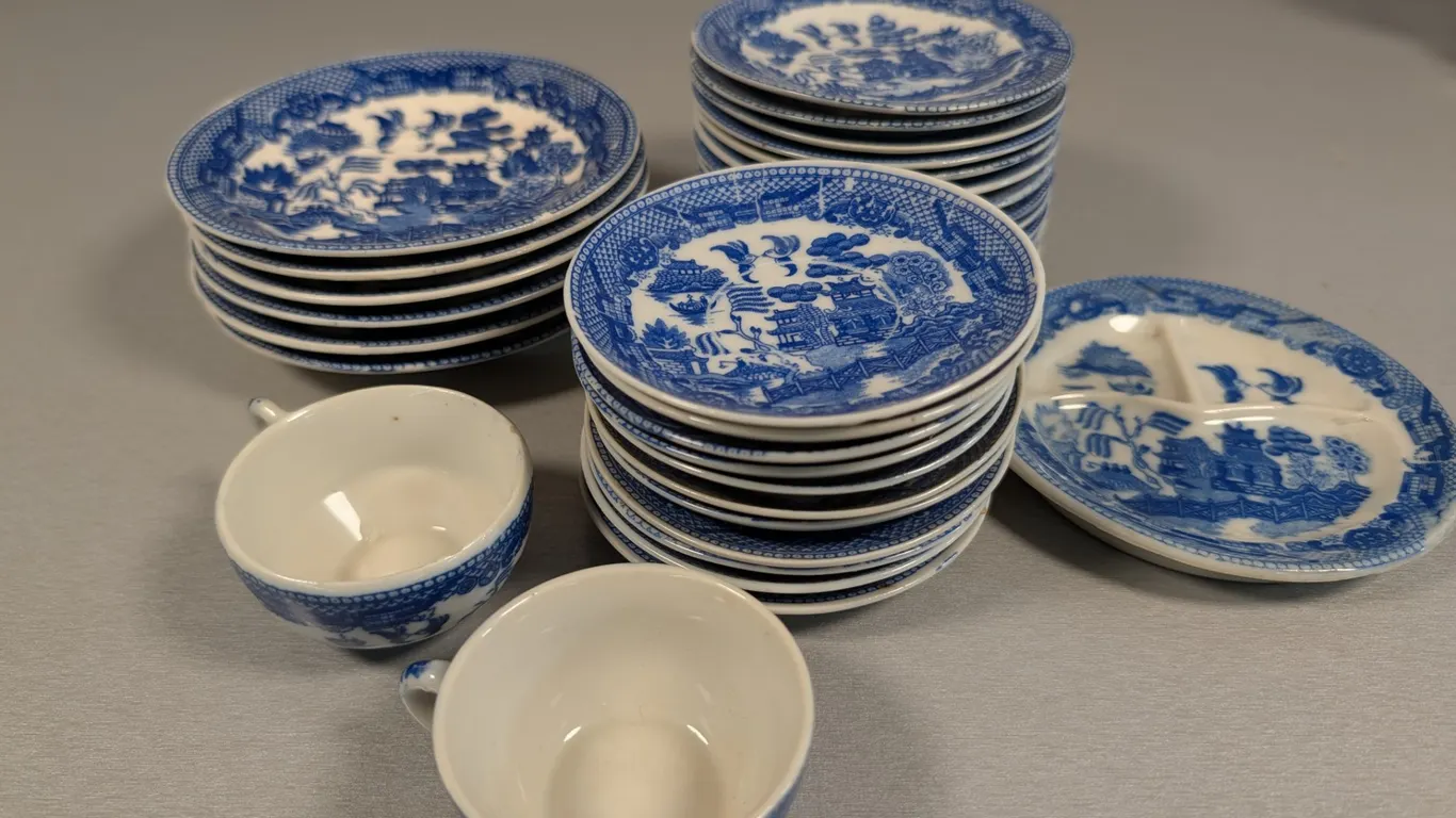Vintage Blue Willow Miniature Tea Set 32 Pieces