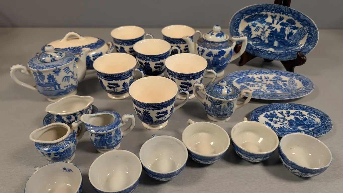 Miniature Blue Willow Pattern Tea Set (26 Pieces)