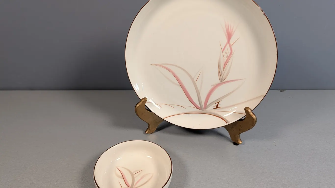 Mid-Century Modern Floral Dinner Plate and Berry Bowl Set