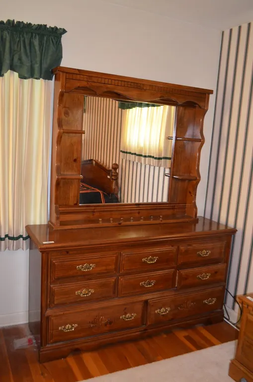 8 Drawer Wooden Dresser w/ Mirrored Hutch