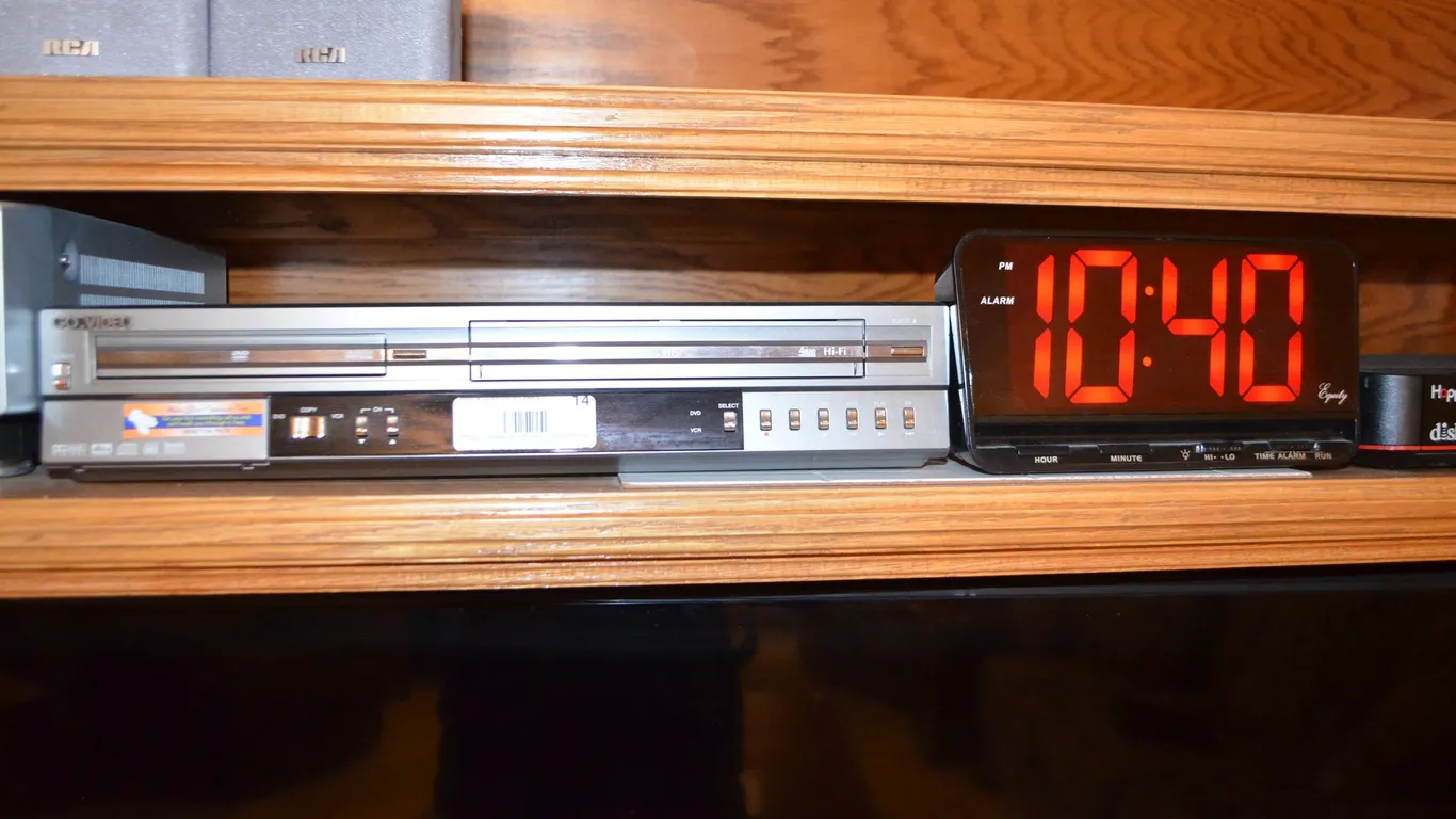 Go Video DVD / VHS Combo Player Alarm Clock