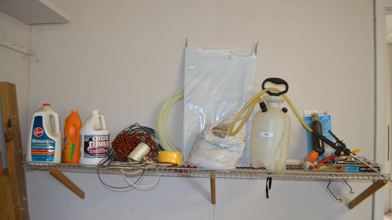 2 Gallon Sprayer, Wire, Rope