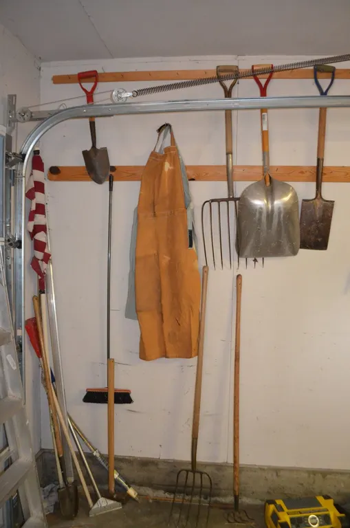 Sledgehammer, Shovels
