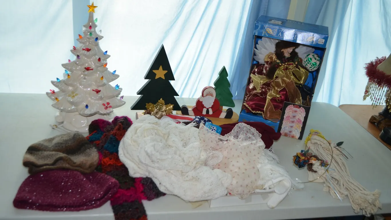 Misc. Scarves & Hats, Ceramic Christmas Tree