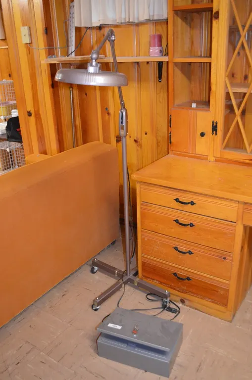 Magnifing Lamp, Lock Box w/ Keys