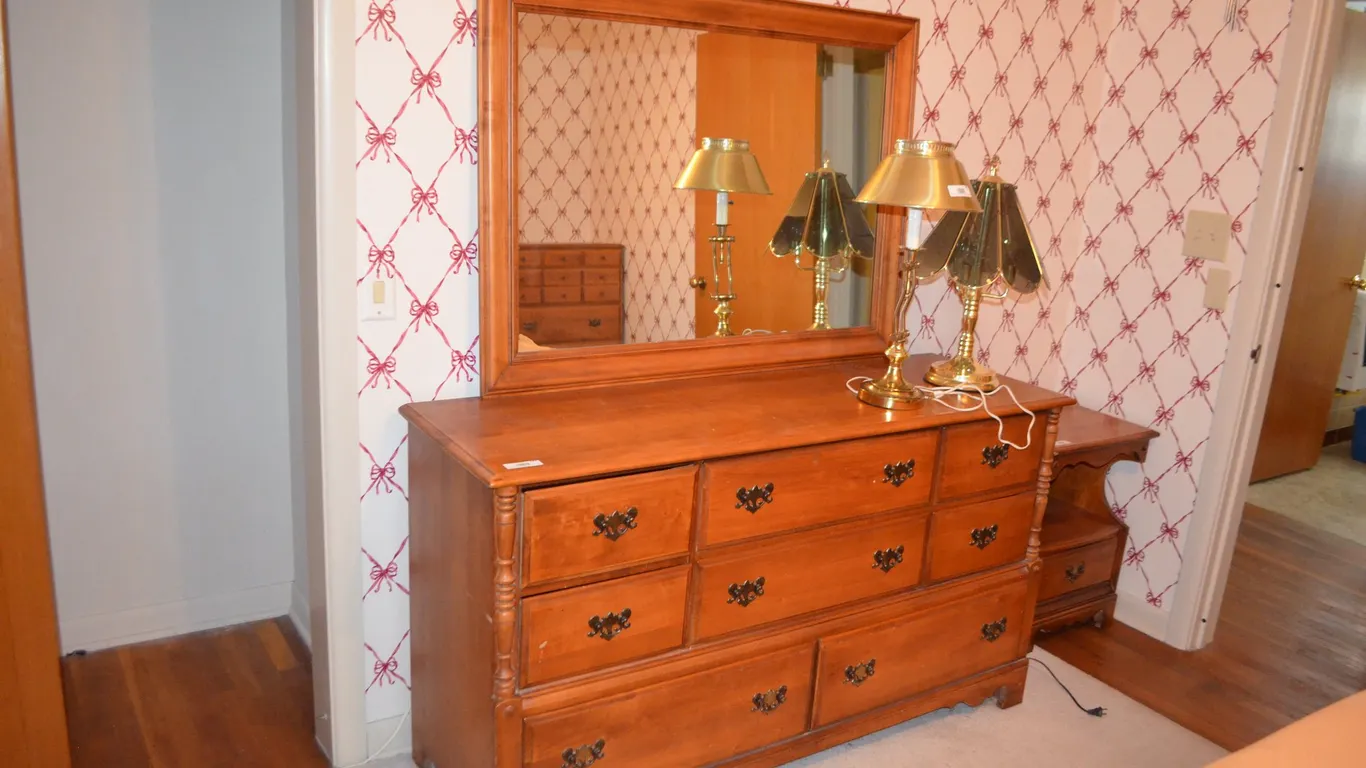 8 Drawer Wooden Dresser w/ Mirrored Hutch