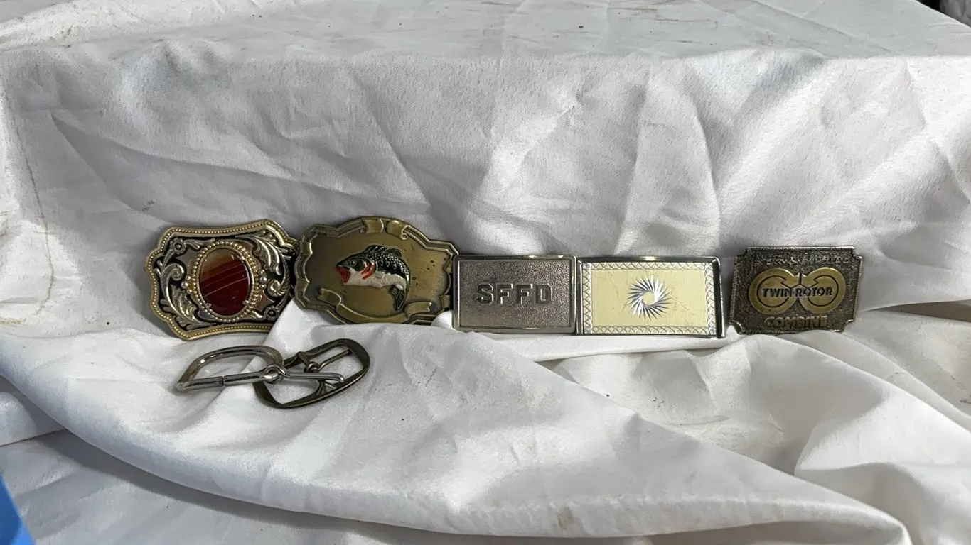 7 METAL BELT BUCKLES IN BOX