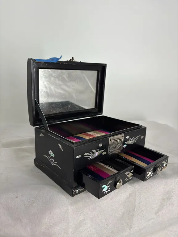 BLACK LACQUER JEWELRY BOX WITH INLAY DECORATION
