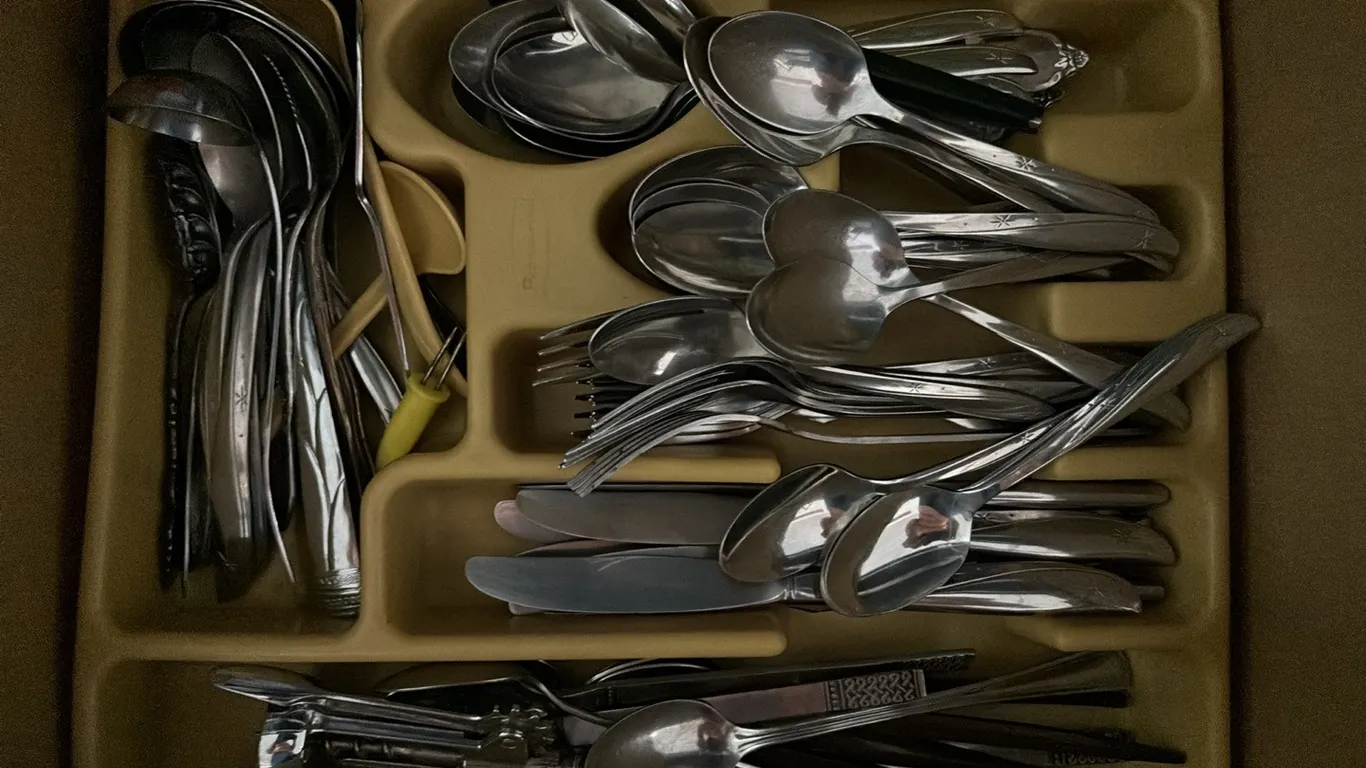 SILVERWARE-SERVINWARE-BOWLS MISCELLANEOUS KITCHEN ITEMS