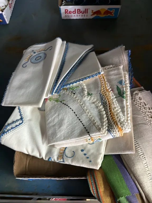 NAPKINS-TABLE CLOTHS-TABLE RUNNERS