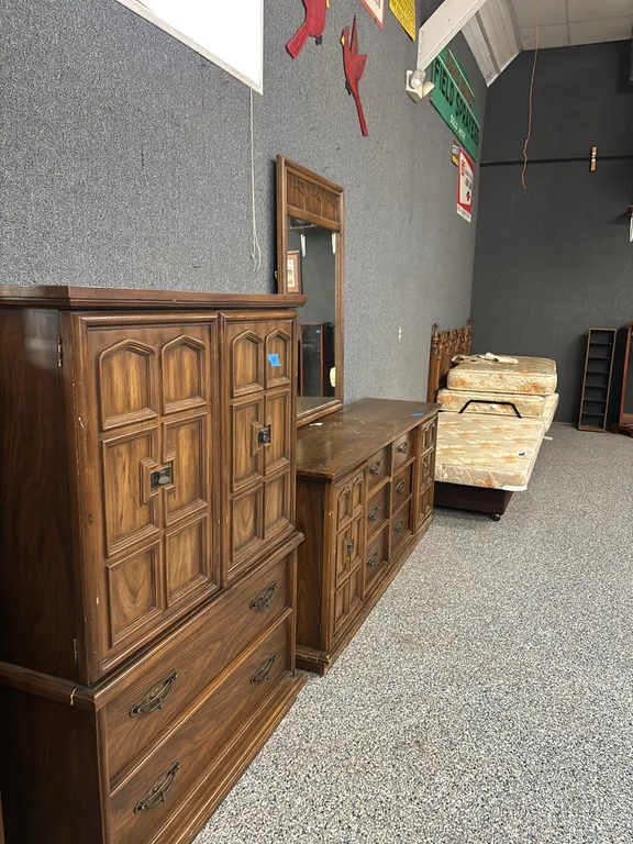 4 PIECE BEDROOM SET DRESSER WITH MIRROR, ARMOR, KING SIZE ELECTRIC BED AND HEAD BOARD