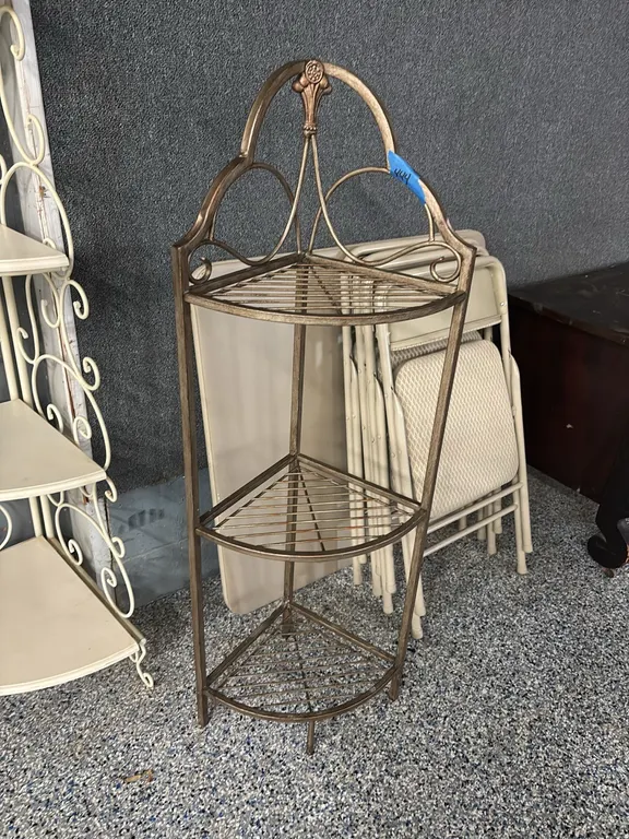 METAL CORNER BAKERS RACK