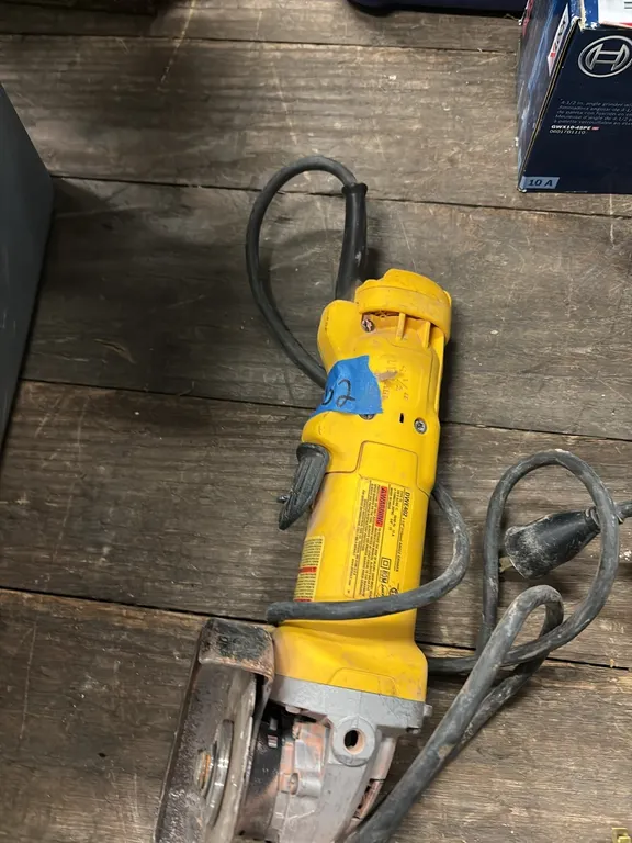DAWALT 41/2” ANGLE GRINDER
