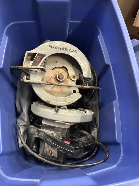 TOTE WITH MASTER MECHANIC AND SKIL SAW