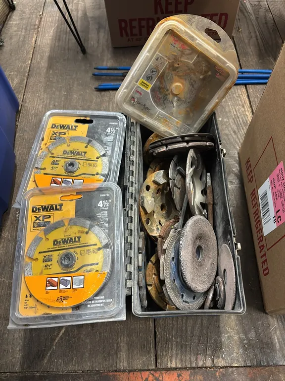 BOX WITH VARIETY GRINDER WHEELS