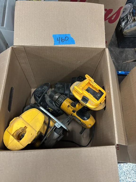 DEWALT TOOLS BATTERIE AND CHARGERS