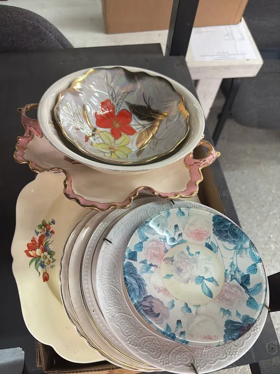 MISCELLANEOUS PLATES AND BOWLS